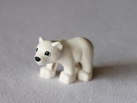 Белый медвежонок